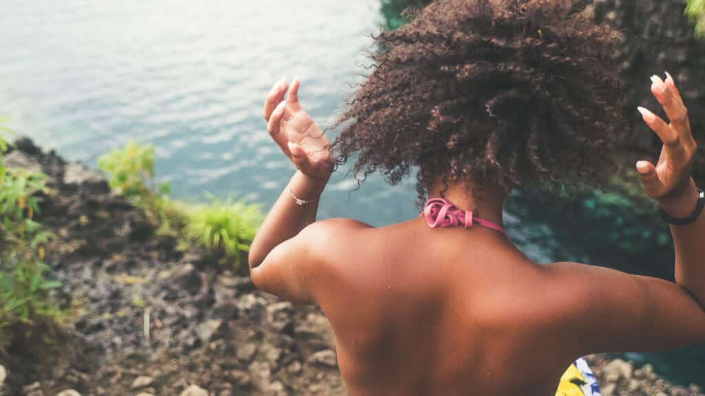 Femme au bord de l'eau